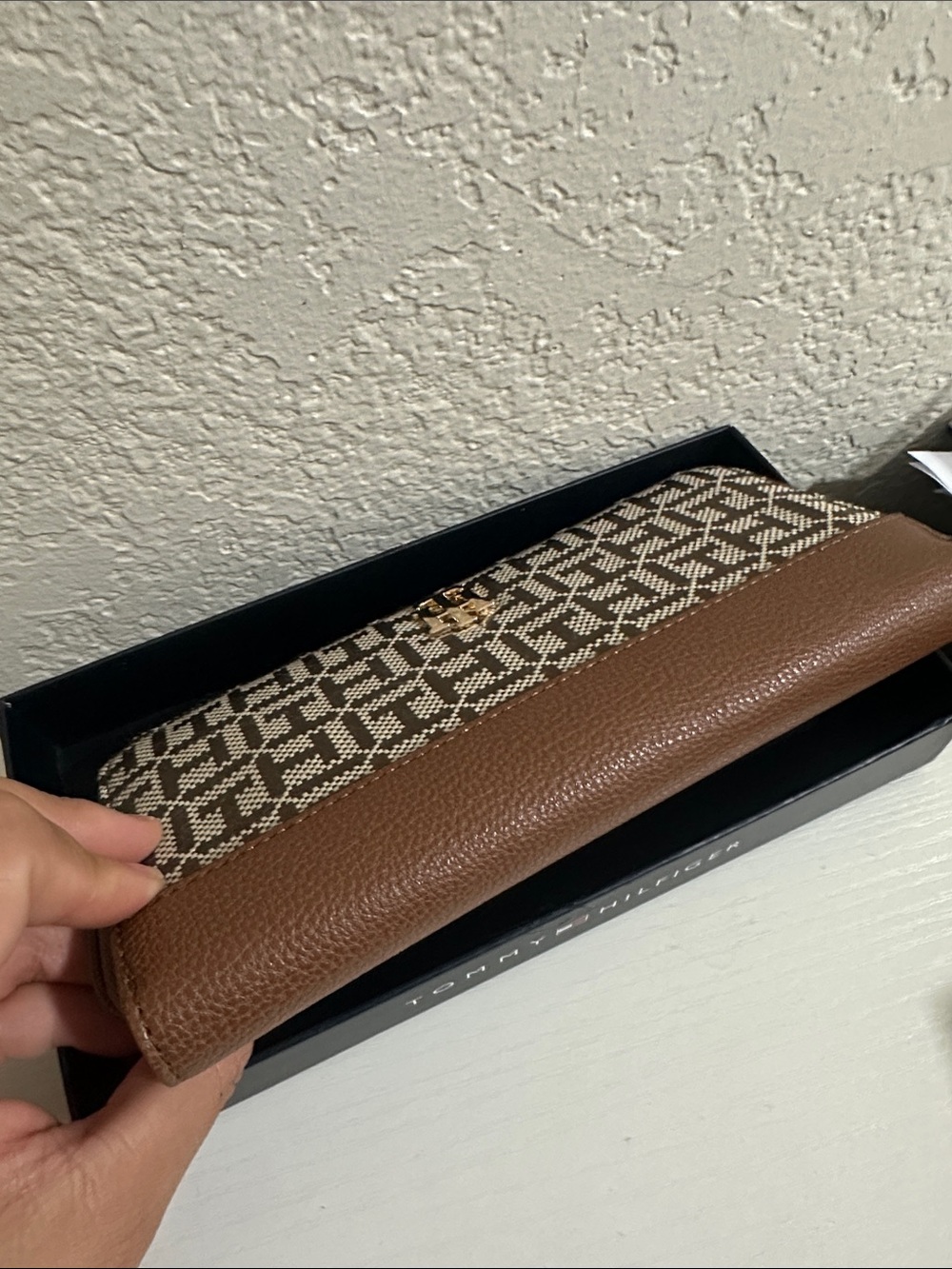 Tommy Hilfiger Monogram Zip Around Wallet Brown & Tan NWT - Picture 7 of 7